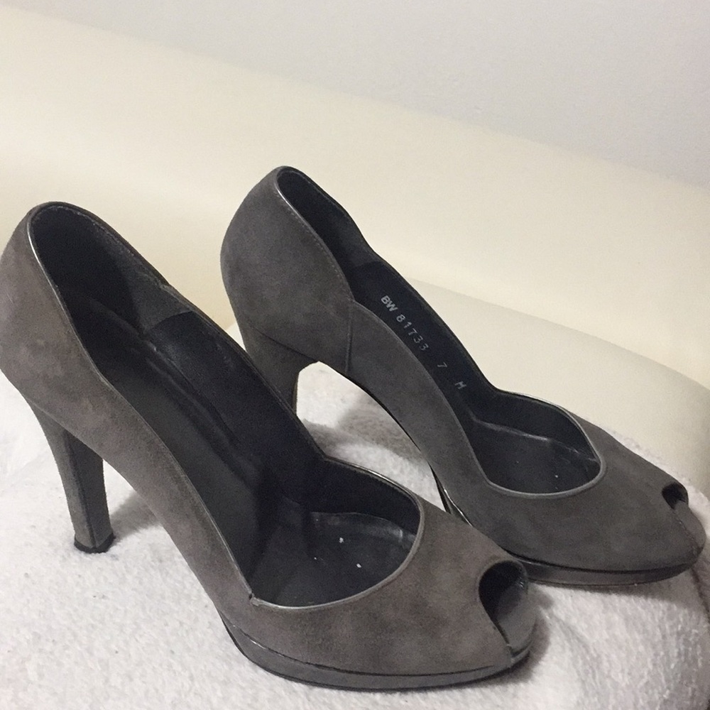 Stuart Weitzman gray and silver trim pumps